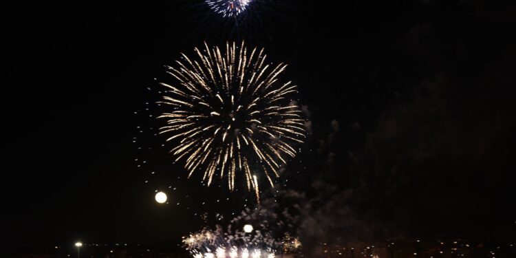 Los fuegos de Bouzas más multitudinarios (por tierra y mar) iluminan Vigo al ritmo de la Oliveira