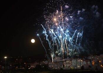 Los fuegos de Bouzas más multitudinarios (por tierra y mar) iluminan Vigo al ritmo de la Oliveira