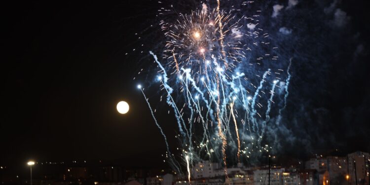 Los fuegos de Bouzas más multitudinarios (por tierra y mar) iluminan Vigo al ritmo de la Oliveira