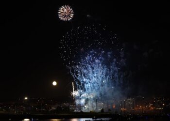 Los fuegos de Bouzas más multitudinarios (por tierra y mar) iluminan Vigo al ritmo de la Oliveira