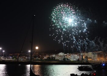 Los fuegos de Bouzas más multitudinarios (por tierra y mar) iluminan Vigo al ritmo de la Oliveira