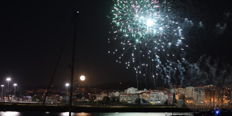 Los fuegos de Bouzas más multitudinarios (por tierra y mar) iluminan Vigo al ritmo de la Oliveira