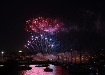 Los fuegos de Bouzas más multitudinarios (por tierra y mar) iluminan Vigo al ritmo de la Oliveira