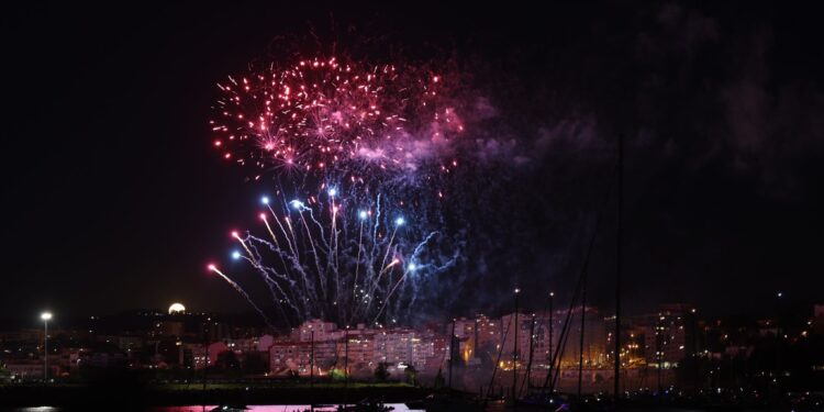 Los fuegos de Bouzas más multitudinarios (por tierra y mar) iluminan Vigo al ritmo de la Oliveira