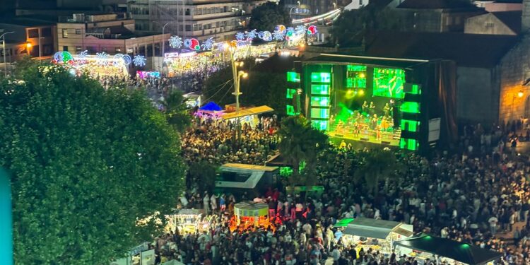 Los fuegos de Bouzas más multitudinarios (por tierra y mar) iluminan Vigo al ritmo de la Oliveira