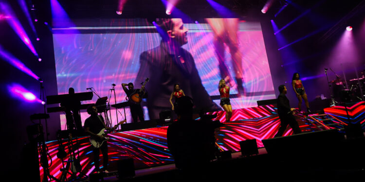 Luis Fonsi enamora a Vigo con su «25 Años Tour»