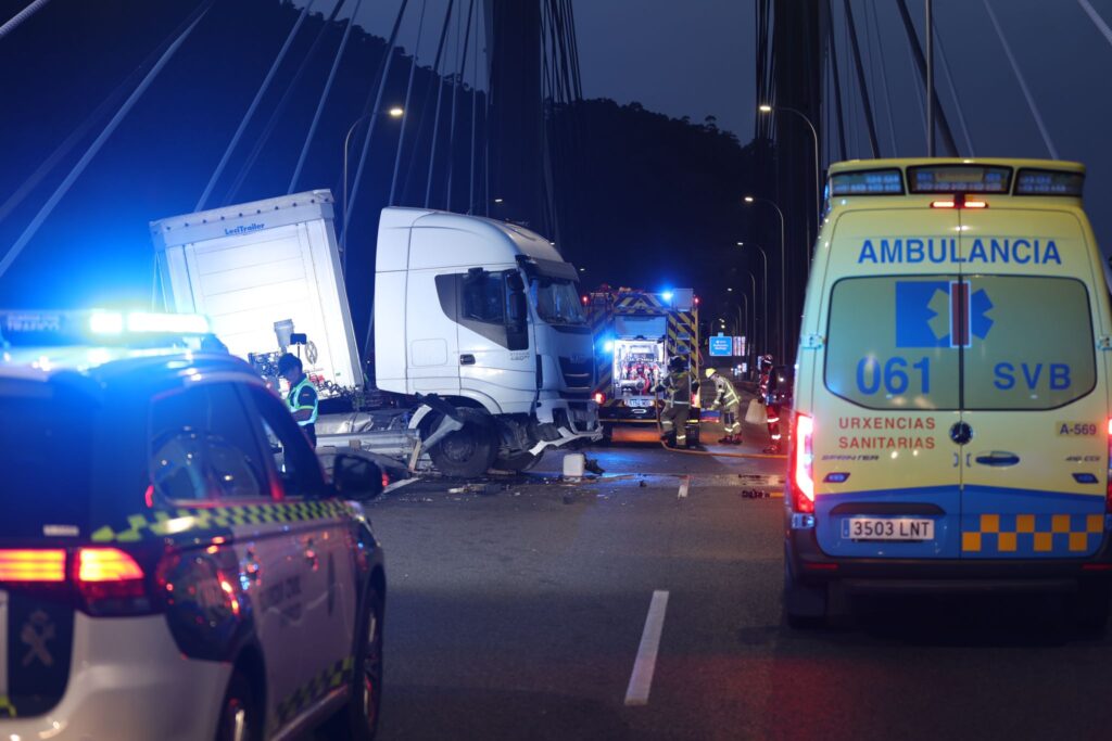 Un camión revienta una rueda y se cruza en el puente de Rande: otro caos en el AP-9 durante horas