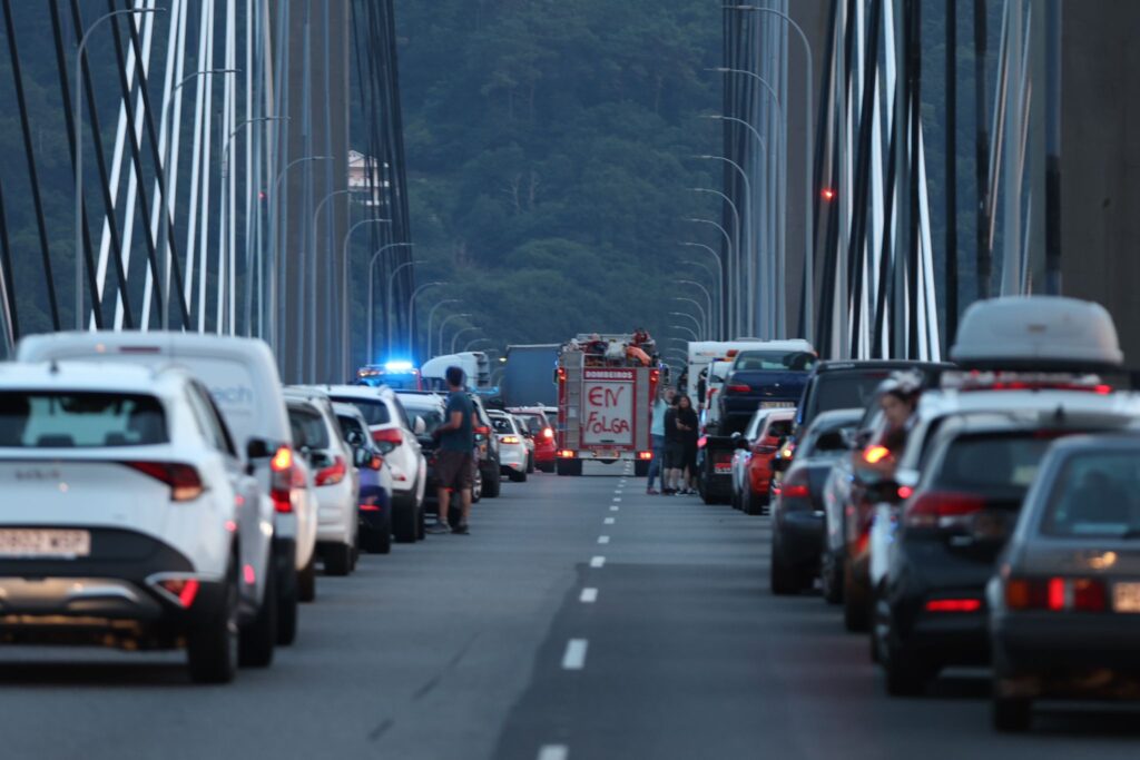 Un camión revienta una rueda y se cruza en el puente de Rande: otro caos en el AP-9 durante horas