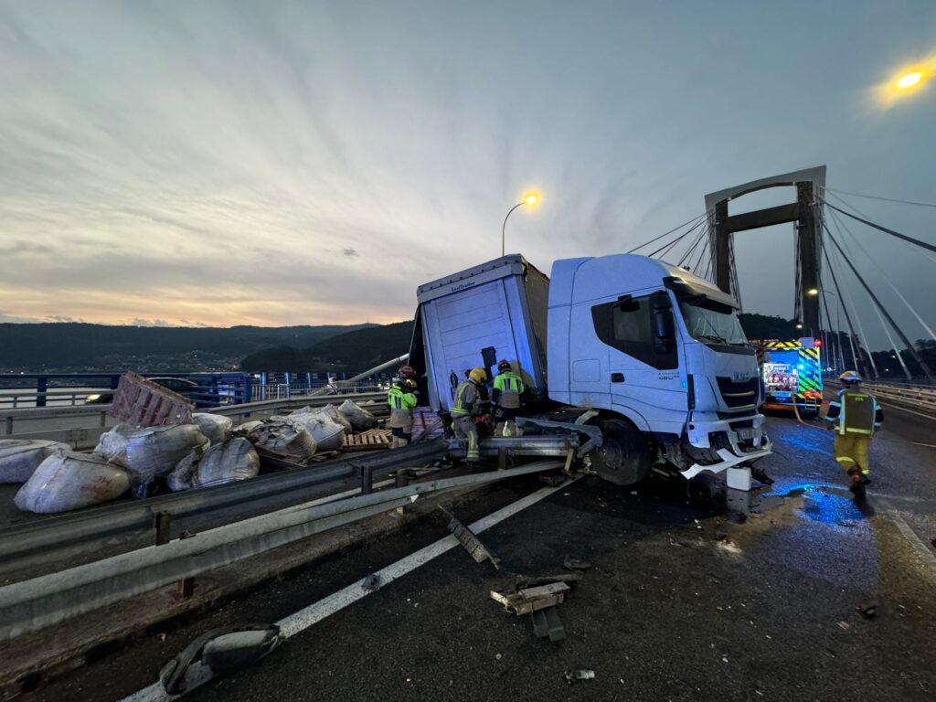 Un camión revienta una rueda y se cruza en el puente de Rande: otro caos en el AP-9 durante horas
