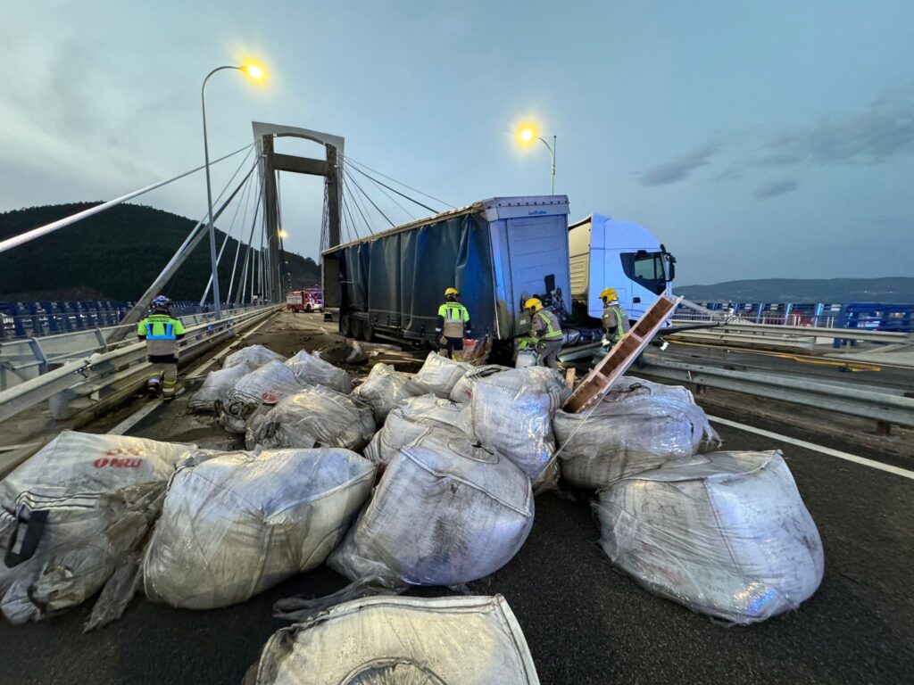 Un camión revienta una rueda y se cruza en el puente de Rande: otro caos en el AP-9 durante horas