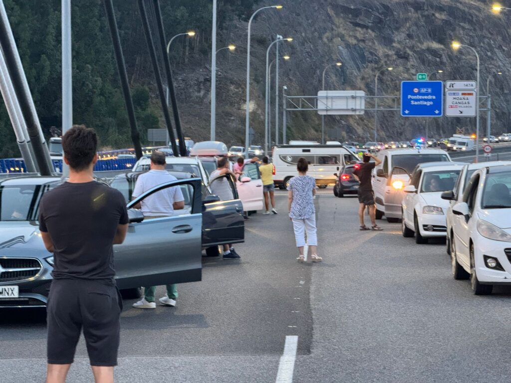 Un camión revienta una rueda y se cruza en el puente de Rande: otro caos en el AP-9 durante horas