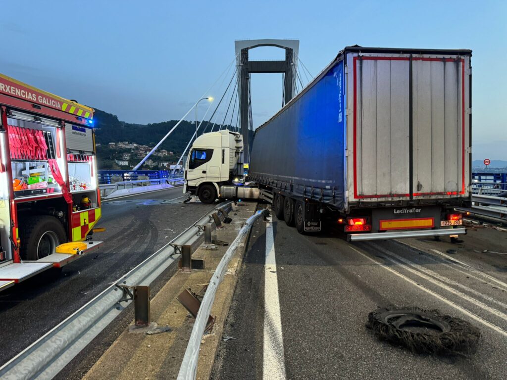 Un camión revienta una rueda y se cruza en el puente de Rande: otro caos en el AP-9 durante horas