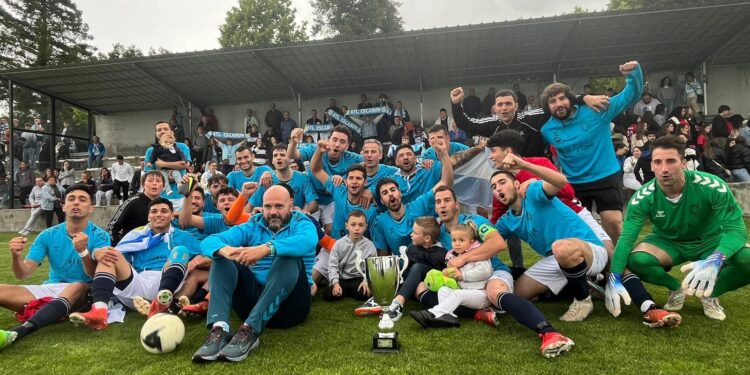 Jugadores del Atlético Esturión celebrando el título de Copa Deputación. Foto: Facebook
