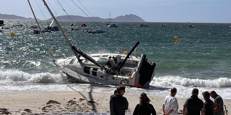 Intento desesperado por salvar una embarcación de recreo que acabó varada en una playa viguesa