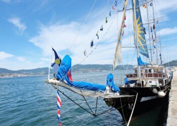 El embajador uruguayo surca la Ría de Vigo