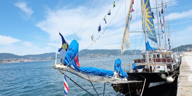 El embajador uruguayo surca la Ría de Vigo