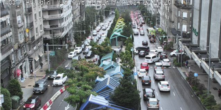 Caos de tráfico en Vigo: el centro, colapsado por obras en plena Gran Vía
