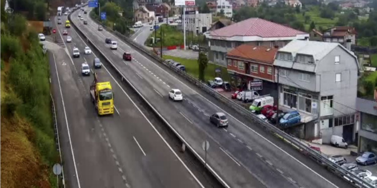 Herida en la cabeza una persona tras volcar con su coche en la autovía