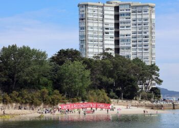 Vecinos y ecologistas lanzan la «reconquista» contra el «pelotazo» de Toralla