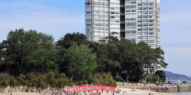 Vecinos y ecologistas lanzan la «reconquista» contra el «pelotazo» de Toralla