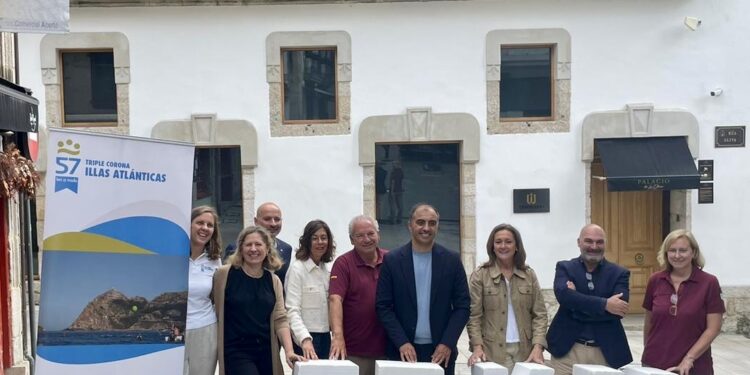 Triple Corona Illas Atlánticas: 141 nadadores y 10 ‘valientes’ sin neopreno entre Ons y Combarro