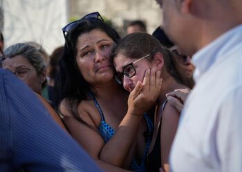 Más de 200 personas guardan entre llantos un minuto de silencio en Baiona por el vecino fallecido en el ‘Argos Georgia’