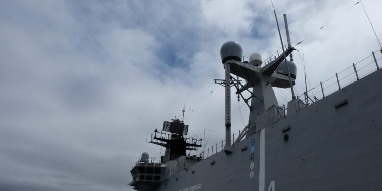 Así es el Juan Carlos I: aviones, dique, carros de combate e infantes de marina