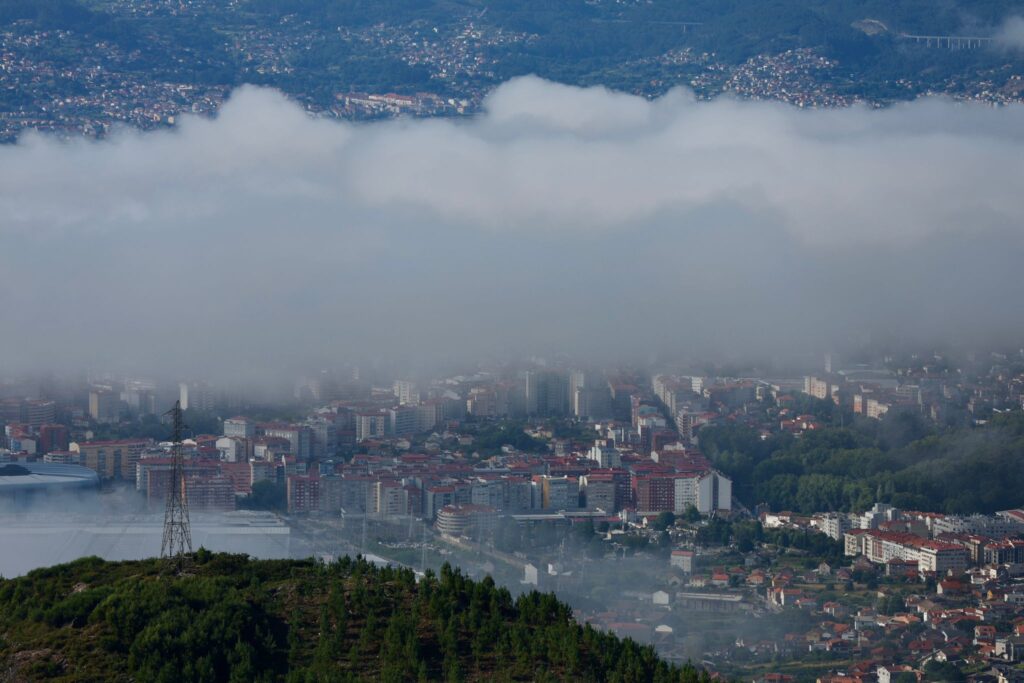 niebla en pleno verano sobre Vigo
