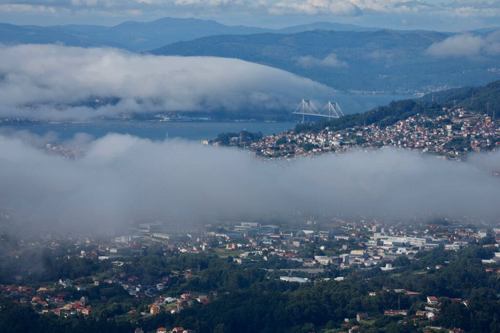niebla en pleno verano sobre Vigo