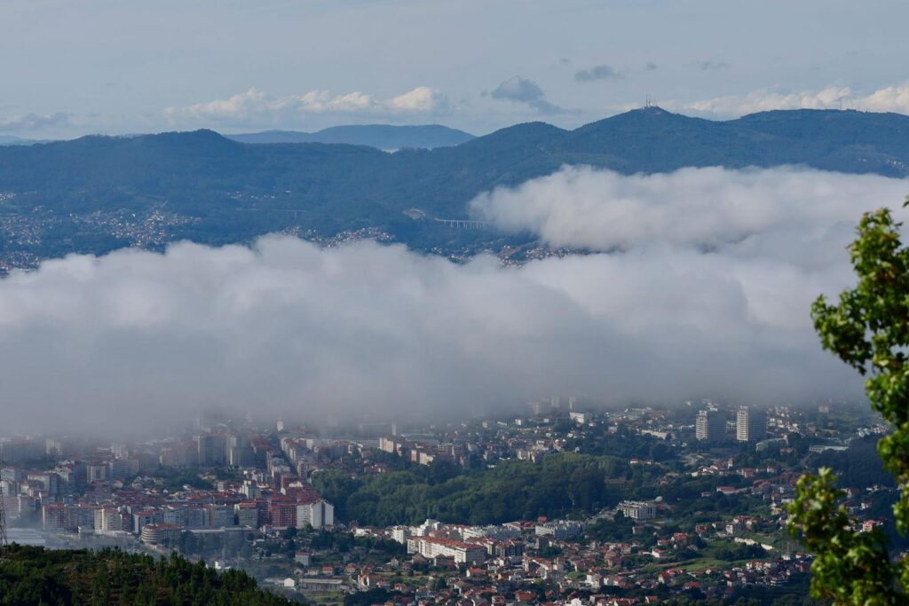 niebla en pleno verano sobre Vigo