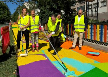 El mural de Vanesa Álvarez reúne a 200 voluntarios en Vigo