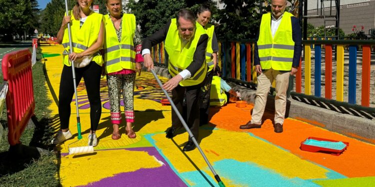 El mural de Vanesa Álvarez reúne a 200 voluntarios en Vigo