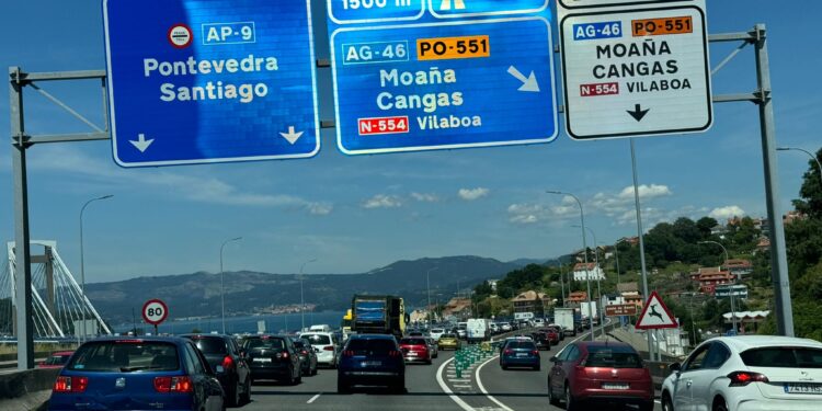 Una colisión múltiple entre 5 vehículos en Rande provoca grandes retenciones