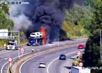 Arde un camión en la VG-20, con riesgo de provocar un incendio forestal