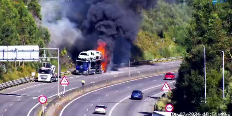 Arde un camión en la VG-20, con riesgo de provocar un incendio forestal