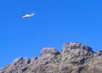 El Pesca 1 rescata a un hombre que sufrió una caída en una zona rocosa