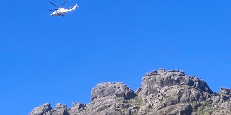 El Pesca 1 rescata a un hombre que sufrió una caída en una zona rocosa