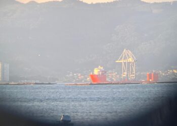 Vigo ya tiene su nuevo techo de acero: llega la megagrúa Súper Post Panamax
