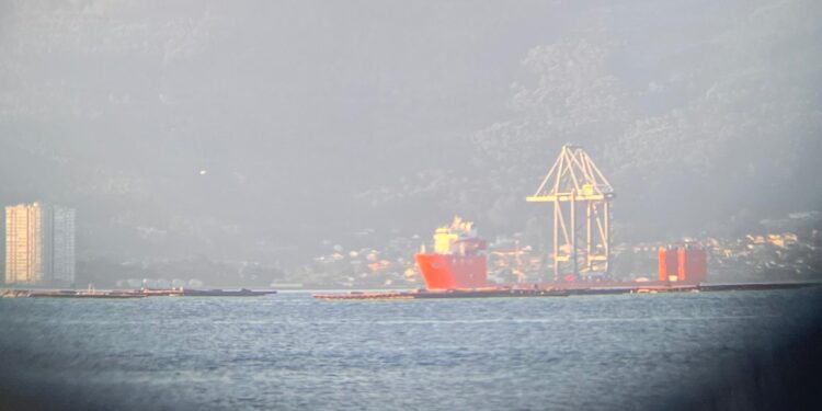 Vigo ya tiene su nuevo techo de acero: llega la megagrúa Súper Post Panamax