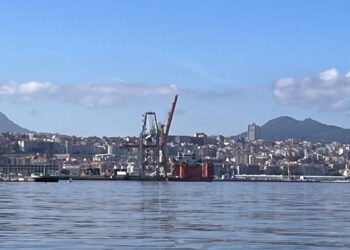 Nuevo hito en el Puerto vigués: el ‘titán’ de Termavi inicia su descarga