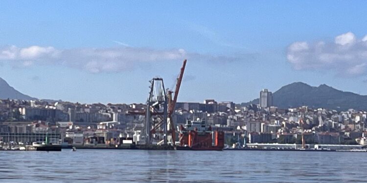 Nuevo hito en el Puerto vigués: el ‘titán’ de Termavi inicia su descarga