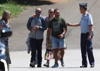 Abrazos y alegría agridulce al recibir a los supervivientes gallegos del ‘Argos Georgia’