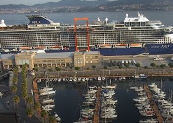 Vigo recibe a un crucero con una lujosa plataforma flotante