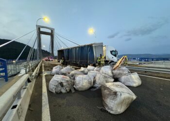 Una intensa noche para limpiar una carga de 26.000 kilos de óxido de magnesio