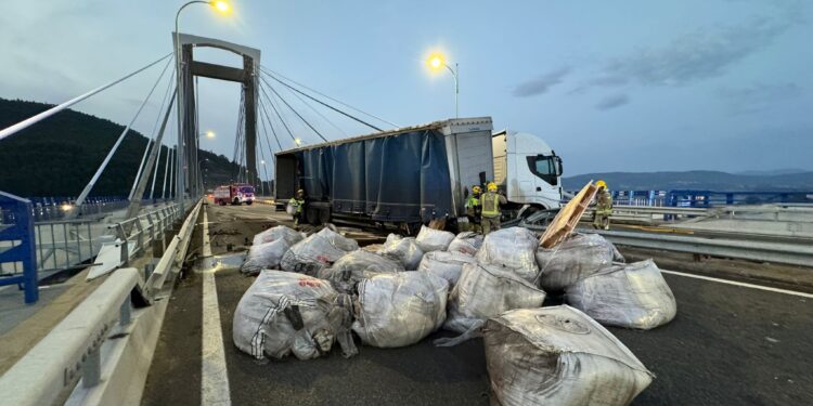 Una intensa noche para limpiar una carga de 26.000 kilos de óxido de magnesio