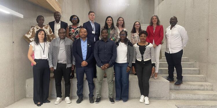 Docentes de Uganda e Tanzania fórmanse na UVigo para salvar a brecha da IA en África oriental