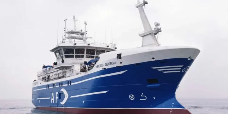 Dos fallecidos de Vigo y Baiona, un desaparecido y 3 supervivientes de Ribeira, en el naufragio del «Argos Georgia»