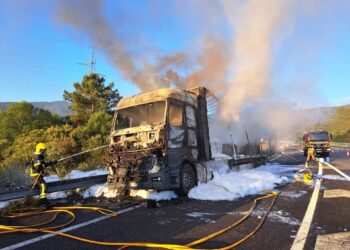 Calcinado en la A-52 un camión que transportaba ruedas