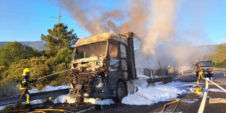 Calcinado en la A-52 un camión que transportaba ruedas