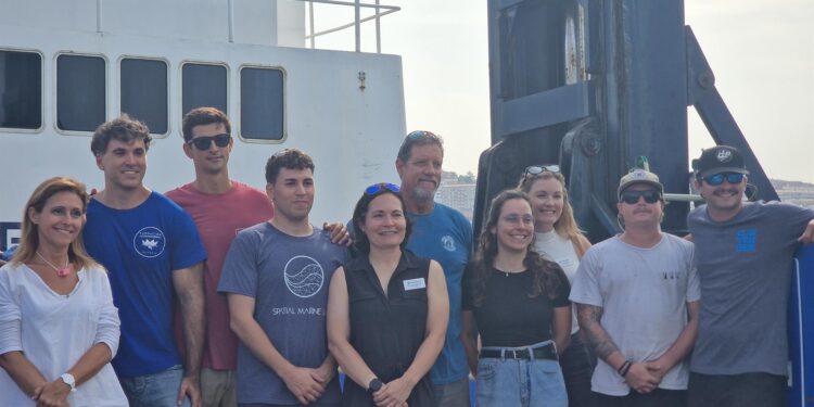 En busca de tiburones blancos desde aguas viguesas